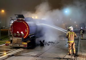 trzech strażaków gaszących cysternę