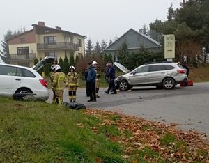 dwa rozbite samochody skoda i Subaru strażacy i policjanci