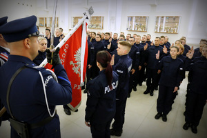 policjanci ślubujący na sztandar