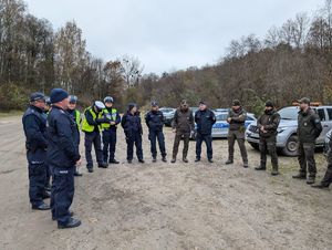 policjanci i leśnicy podczas zbiórki w wąwozie