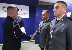 Gratulacje policjantowi   foto. Sławomir Kłak