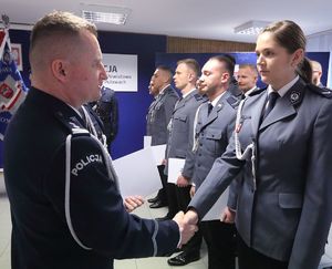 gratulacje dla policjantki ruchu drogowego   foto. Sławomir Kłak