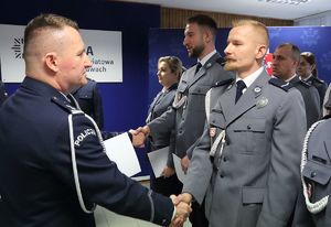 gratulacje dla policjanta prewencji  foto. Sławomir Kłak