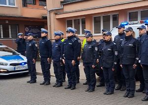 policjanci oddający honor