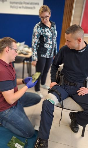 policjant w trakcie ćwiczeń z pierwszej pomocy