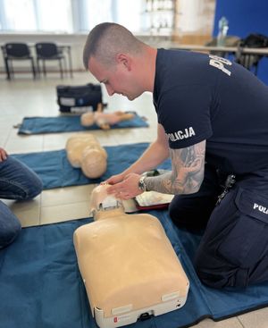 policjant ćwiczący na fantomie