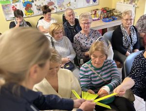 policjantka rozdająca odblaski seniorom