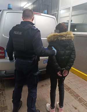 policjant z zatrzymana obok busa policyjnego