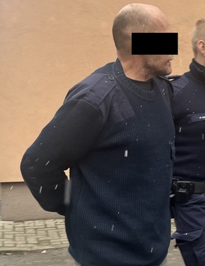 zatrzymany prowadzony przez policjanta