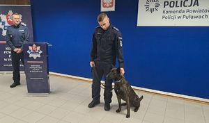 policjant z psem służbowym obok komendant powiatowy policji w Puławach