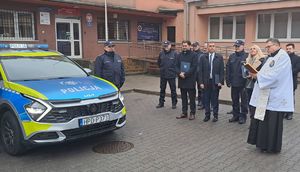 ksiądz kapelan święcoący radiowozy w obecności policjantów i zaproszonych gości