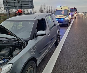 szara skoda za nią karetka i wóz straży pożarnej na sąsiednim pasie sznur samochodów