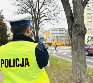 policjant obserwujący przejście dla pieszych na ulicy Centralnej w Puławach