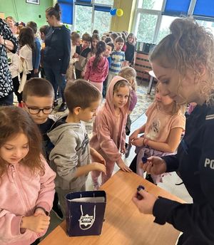 policjantka z dziećmi w klasie