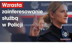 policjantka z dłonią uniesiona do góry w trakcie ślubowania