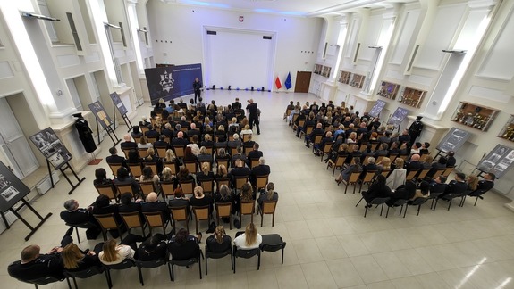 Widok z góry na salę z zebranymi gośćmi