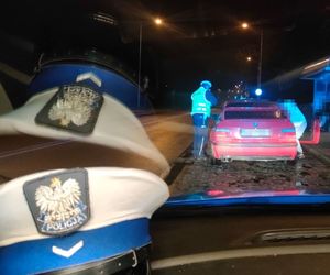 policjant kontrolujący kierowcę BMW