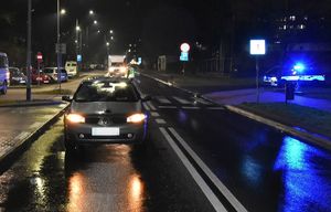 miejsce wypadku na drodze samochód Renault obok radiowóz