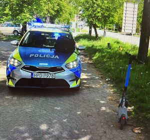 hulajnoga elektryczna obok radiowozu