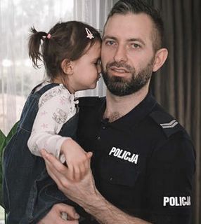 mężczyzna policjant z córeczką