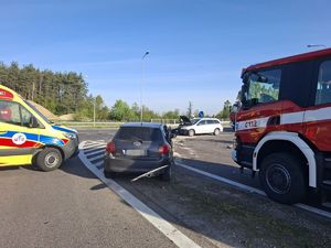 dwa rozbite samochody obok straż pożarna i karetka