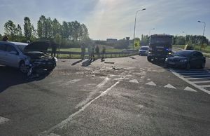 Miejsce zdarzenia rozbite samochody pojazdy służb