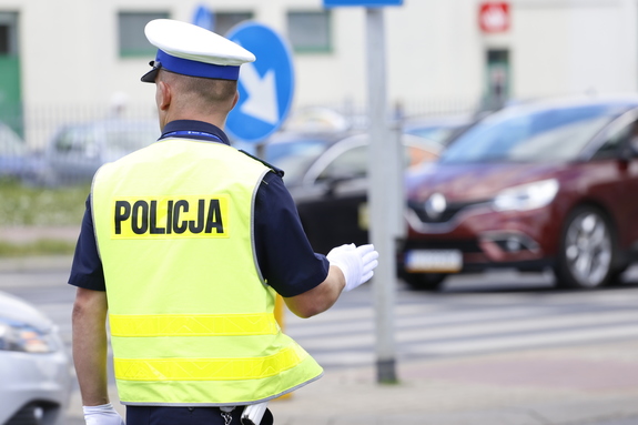 policjant kierujący ruchem