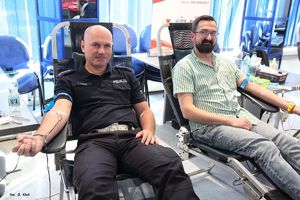 policjanci oddający krew