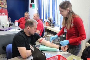 pielęgniarka pobierająca krew mężczyźnie