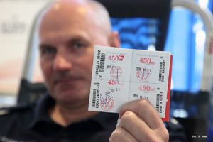 policjant prezentujący książeczkę krwiodawcy