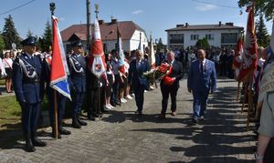 przedstawiciele zarządu powiatu puławskiego z kwiatami