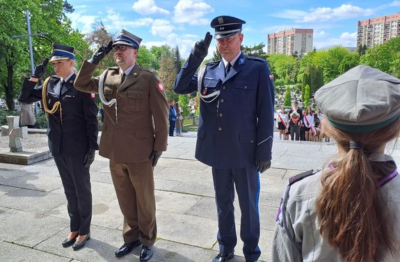 służby mundurowe oddające hołd