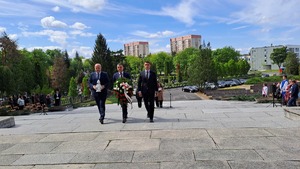 Prezydent Puław Wiceprezydent i Przewodniczący Rady Miasta z kwiatami