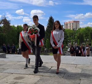 uczniowie składający kwiaty