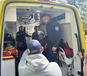 policjanci i ratownicy w karetce