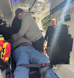 policjant nadzorujący ćwiczenie w karetce