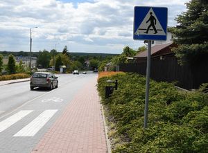 ulica Ogrodowa przejście dla pieszych za nim samochód Renault