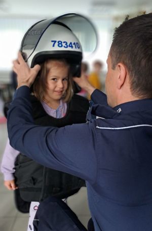 policjant zakładający dziewczynce kask