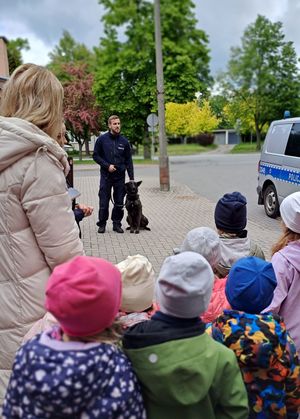 przewodnik z psem na przeciwko dzieci