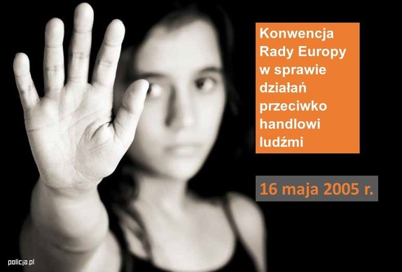 kobieta wystawiająca dłoń