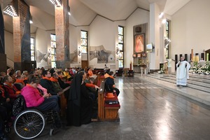 Ojciec Filip Buczyński podczas kazania w kościele