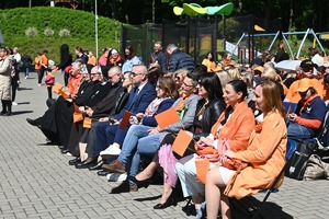 widzowie siedzący w rzędach