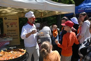 kucharz i zgromadzeni wokół niego uczestnicy