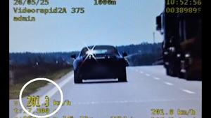 Ujęcie z policyjnego wideorejestratora na którym widać pojazd jadący 200 kilometrów na godzinę.