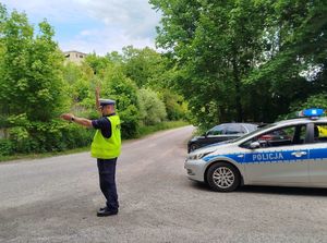 policjant kierujący ruchem