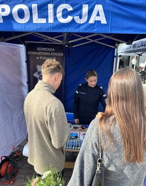 policjantka na stoisku