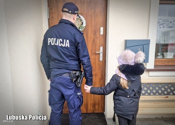 policjant z dziewczynka stojący przed drzwiami domu