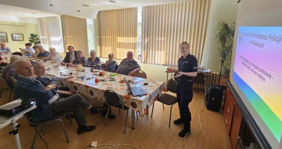 policjantka na spotkaniu z seniorami