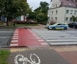 radiowóz obok przejścia na ulicy Wojska Polskiego