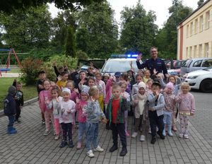 policjant z grupa przedszkolaków